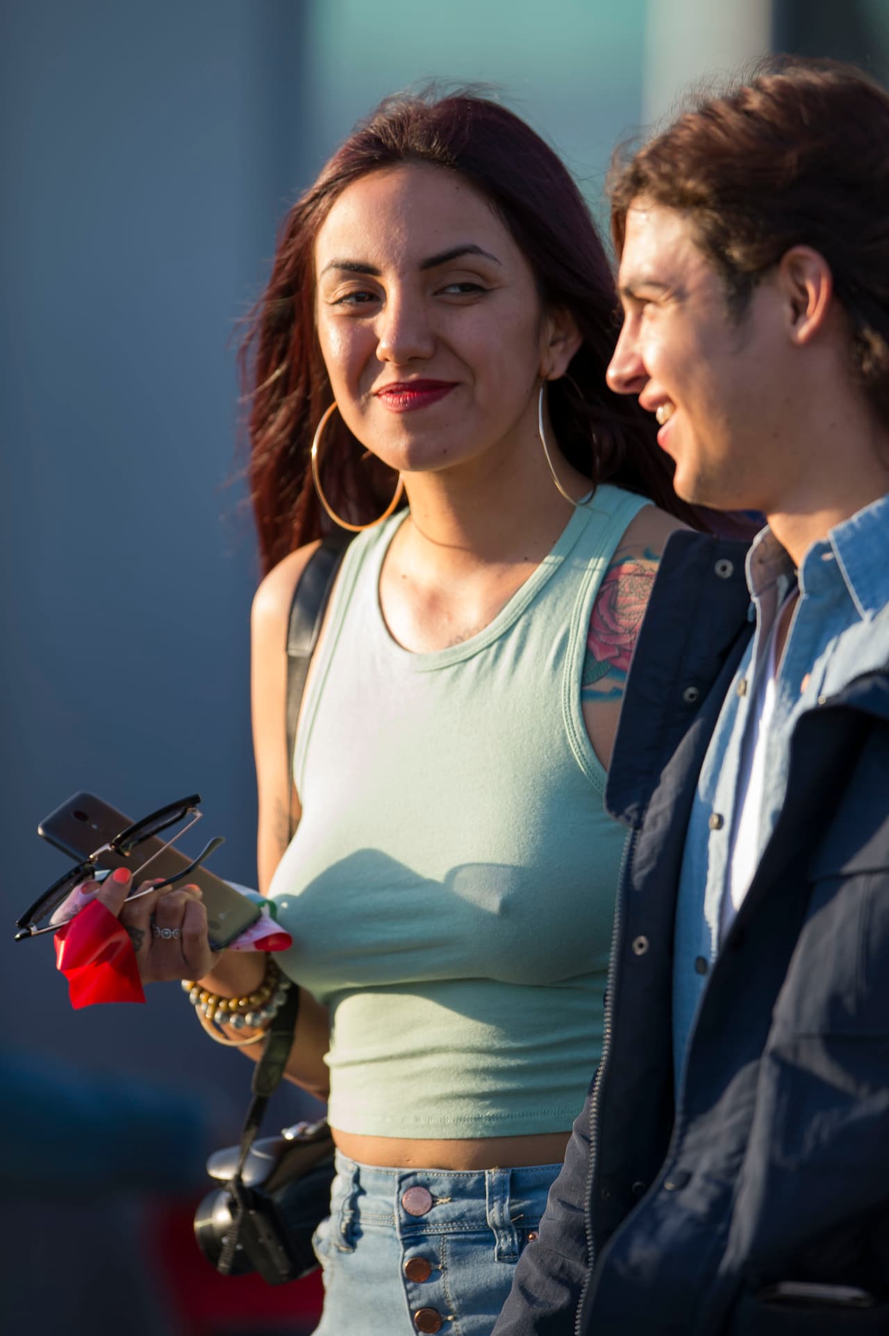 ¿Buen chiste? Siempre es un momento apropiedo para reir mientras llega el puntapié inicial.