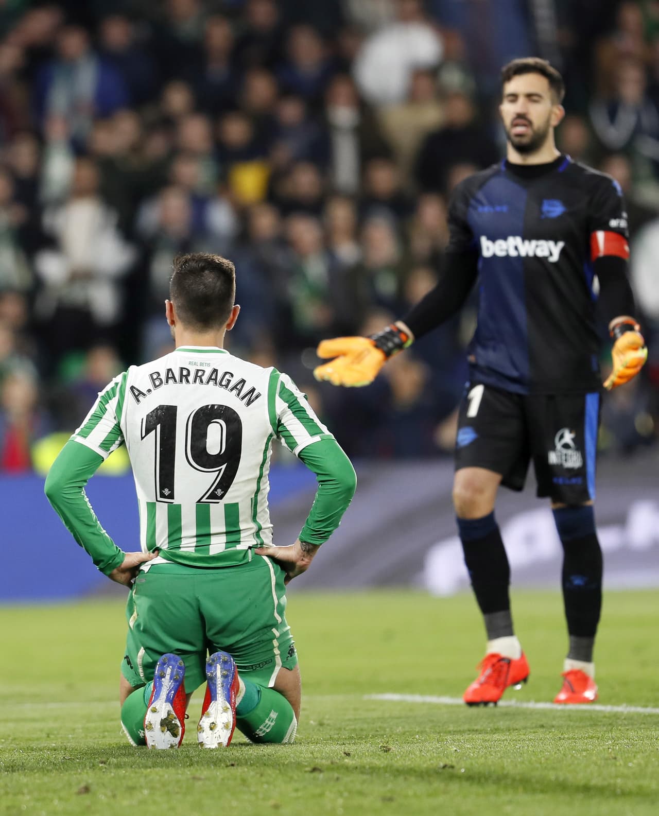 El defensa del Betis, Antonio Barragán (izquierda) ante el guardameta del Deportivo Alavés, Fernando Pacheco (derecha), quien salió como la figura del juego.