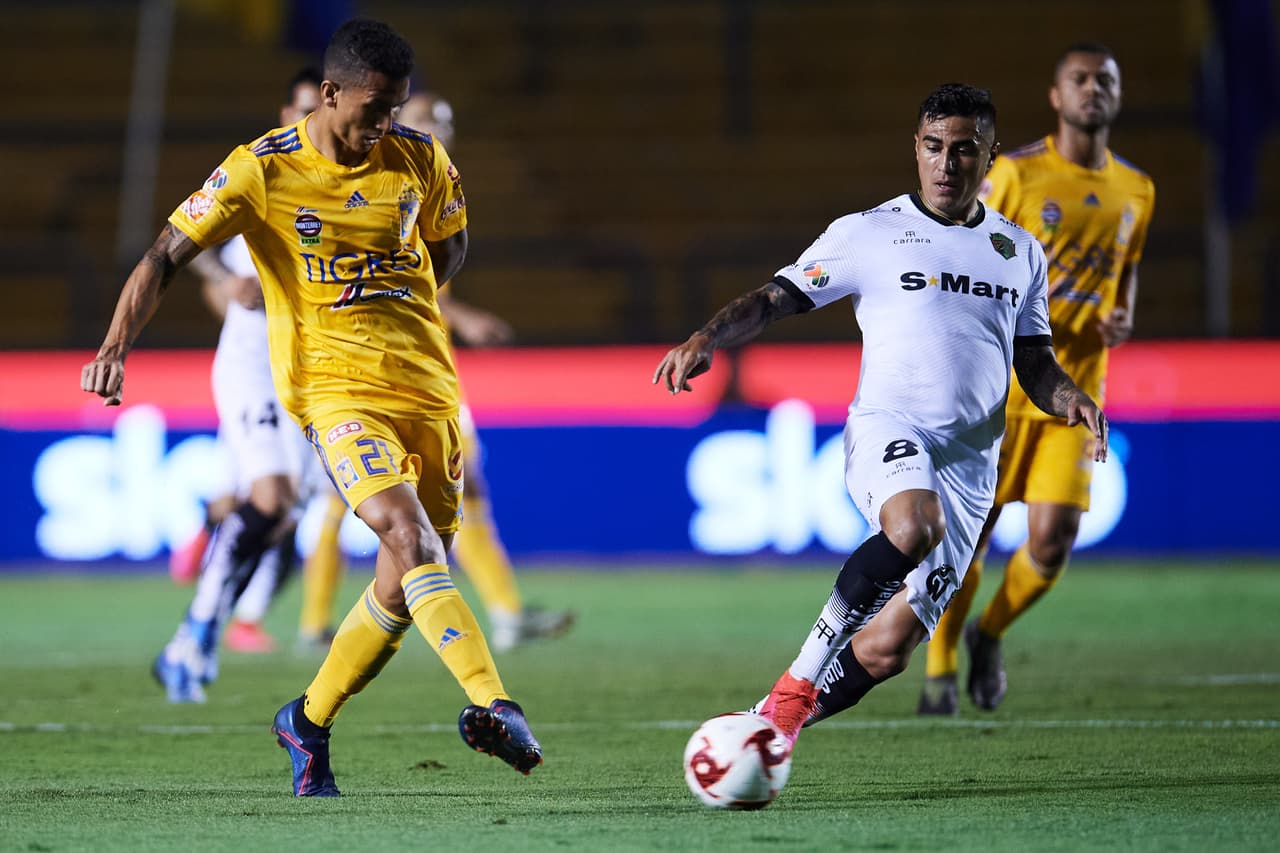 Darío Lezcano trata de robar el balón en la salida del defensa Francisco Meza.