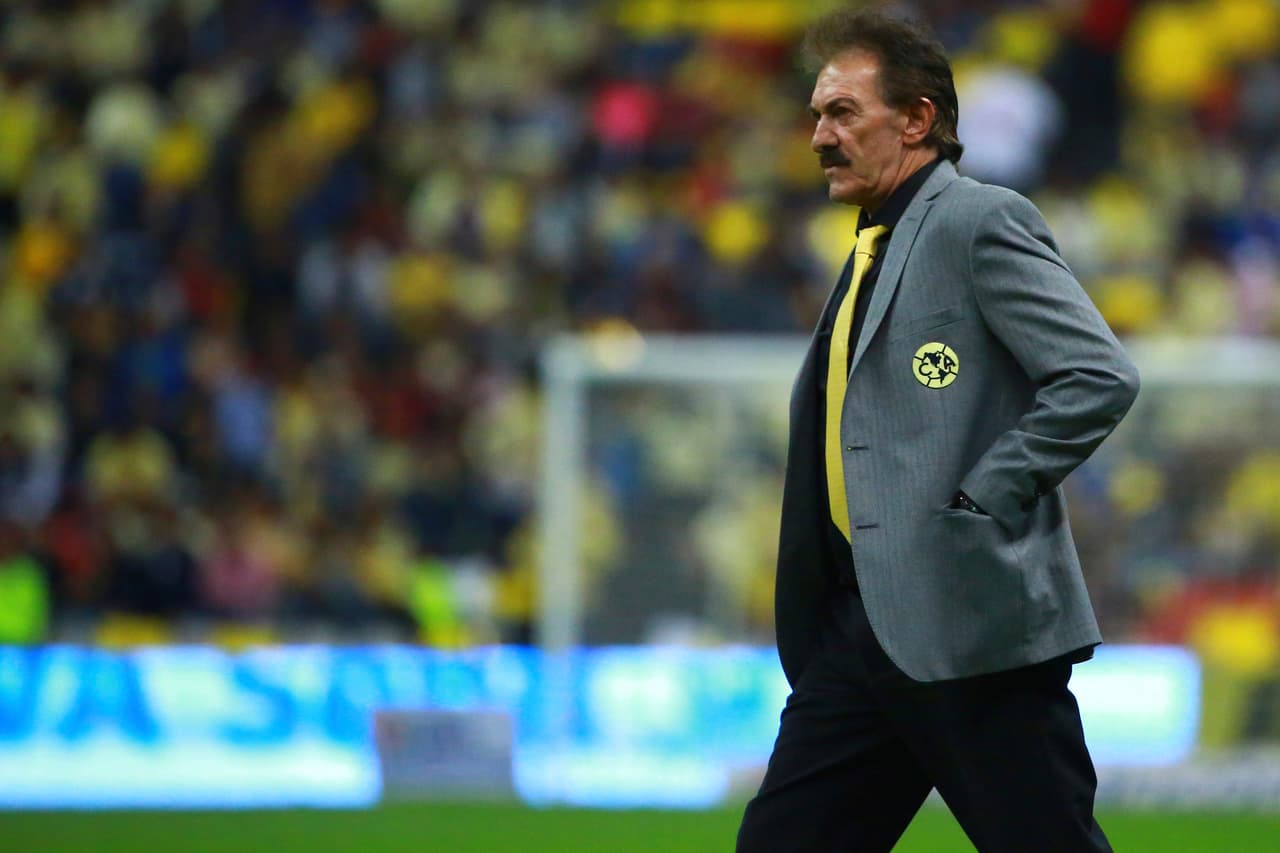 El técnico que pasará a la historia con América en su triunfo centenario será el argentino Ricardo La Volpe, que empieza a darle forma a su camino en la Liga MX.