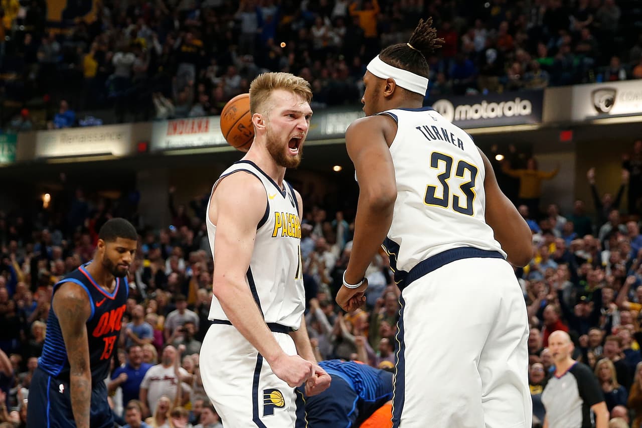 Indiana remontó un déficit de 18 puntos y su jugador clave fue un Domantas Sabonis (izq) quien saliendo desde la banca se lució con 26 puntos. Paul George anotó 36 en otro regreso más al equipo que lo vio florecer en la NBA.