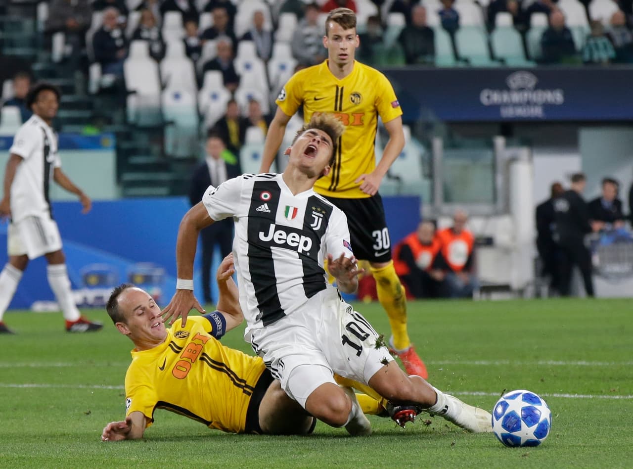 Ya en la segunda mitad, la figura del partido fue derribada en el área y el árbitro no pitó penal. Una de las polémicas del juego.