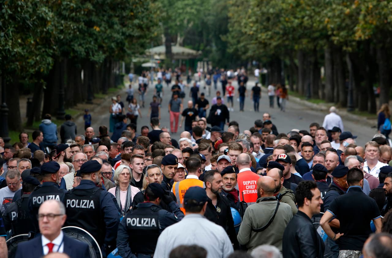 Los aficionados del Liverpool se tomaron las calles de Roma y montaron una gran fiesta en la previa del partido de Champions League entre su equipo y la Loba. Familiares, amigos, recién conocidos, todos se unieron para teñir de rojo la capital italiana.