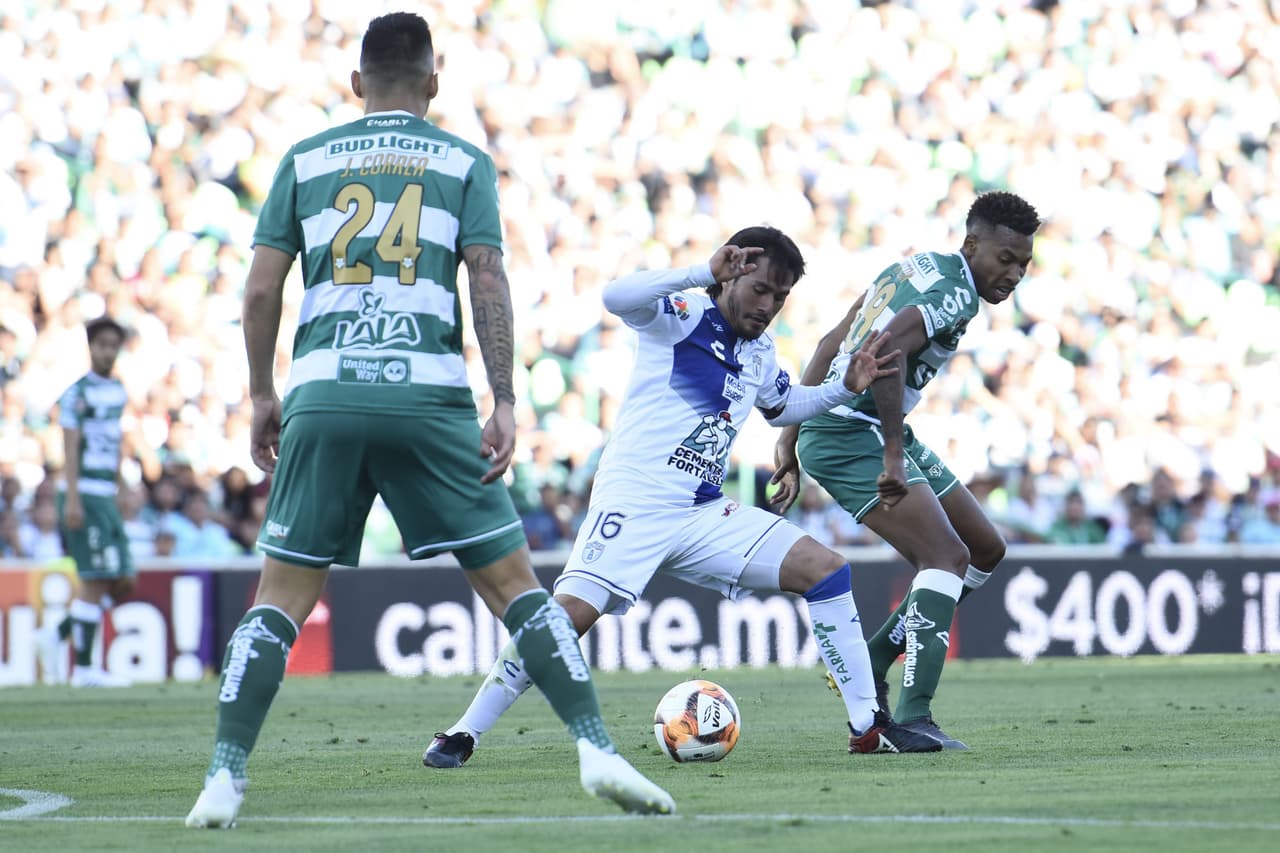 Jorge Hernández (16) buscando abrirse un resquicio para jalar de gatillo y con un tiro de media distancia inquietar a Jonathan Orozco, portero santista.
