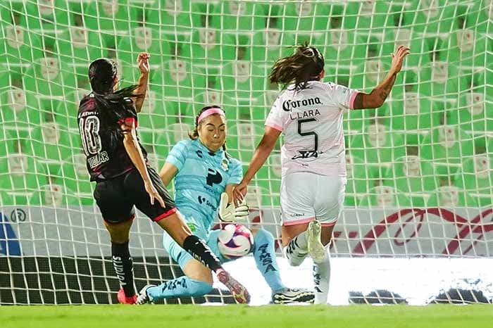 Toluca vence en casa 1-0 al Atlético San Luis, Mazatlán empata 1-1 con León, Pachuca pierde en casa 0-2 con las Tigres, Santos Laguna empata 0-0 en casa con los Xolos y Las Chivas le pegan 2-4 a las Rayadas en su propia casa.