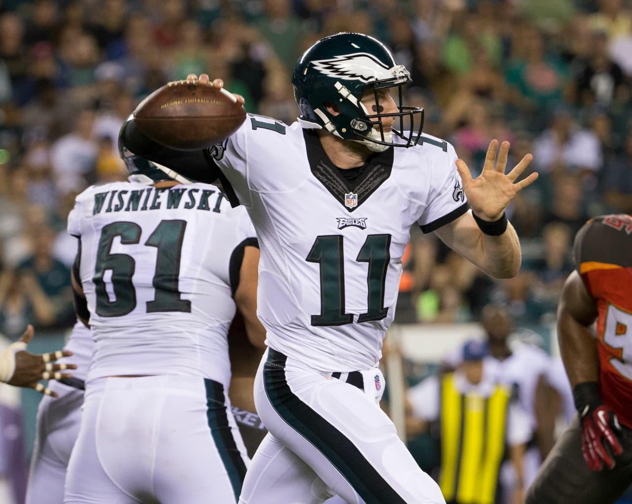 Los Philadelphia Eagles nombraron a Carson Wentz su quarterback titular