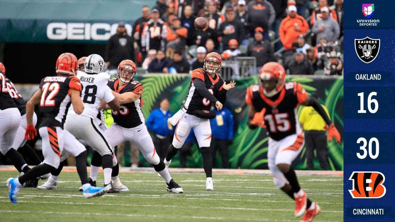 <b>Oakland 16-30 Cincinnati</b>. Gracias a una tarde de inspiración del corredor Joe Mixon (139 yds, 2 TD's) los Bengals (6-8) cortan cadena de cinco derrotas al superar en casa a los Raiders (3-11).