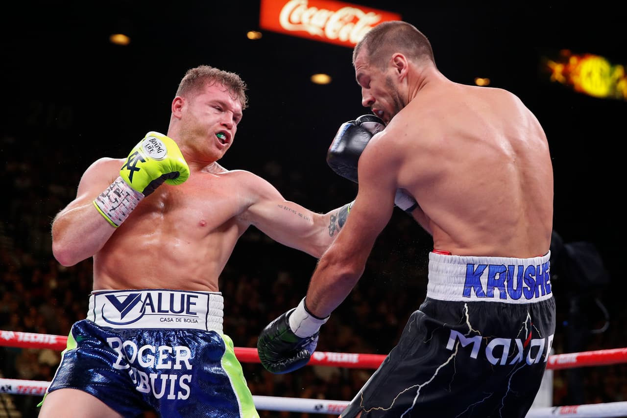 Canelo Alvarez golpeó con fuerza a Sergey Kovalev pero el ruso mostraba buena resistencia.