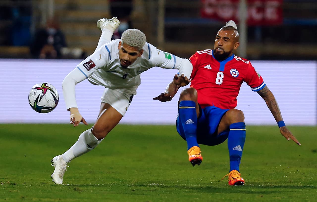 Colombia derrotó con penal de James Rodríguez a Venezuela, y Chile no pudo con Uruguay; sin embargo, solo una derrota de Perú podía darle vida a colombianos y chilenos quedando eliminados de Qatar 2022.