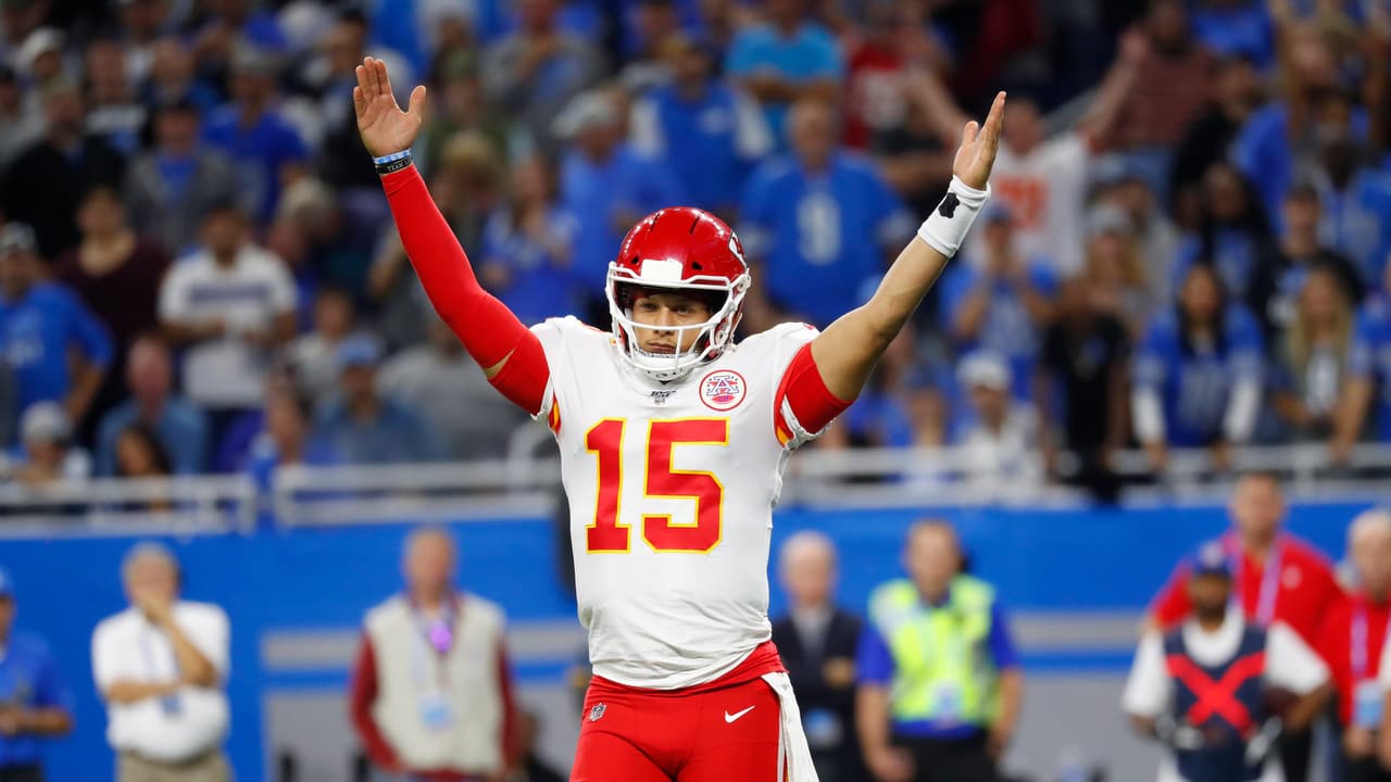 Finalmente, tiene 598 pases completos de sus 906 intentos. Tiene 68 envíos de touchdown y 14 intercepciones.