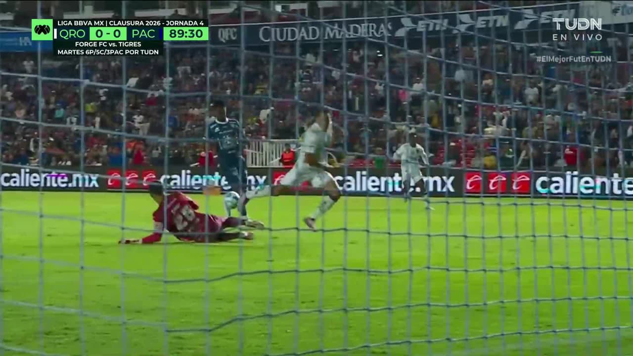¡Atajadón! Carlos Moreno se luce y evita el gol del Querétaro