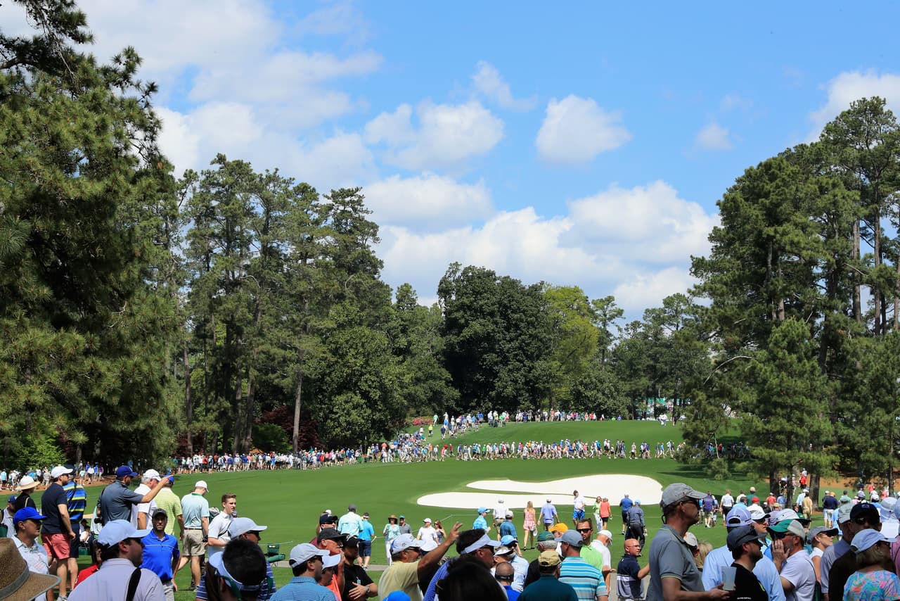 La fiesta del Masters de Augusta dejó bellas postales de los paisajes y el colorido en el Augusta National Golf Club, escenario testigo del segundo día de prácticas del torneo grande del golf mundial.