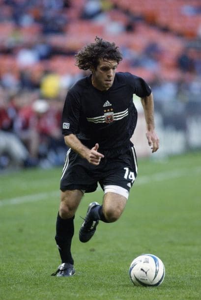Año 2000: Ya con el partido empatado, el actual DT del D.C. United, Ben Olsen remató con un zurdazo potente al palo opuesto del arquero para darle la victoria final de 3-2 a D.C. sobre Chicago Fire.
