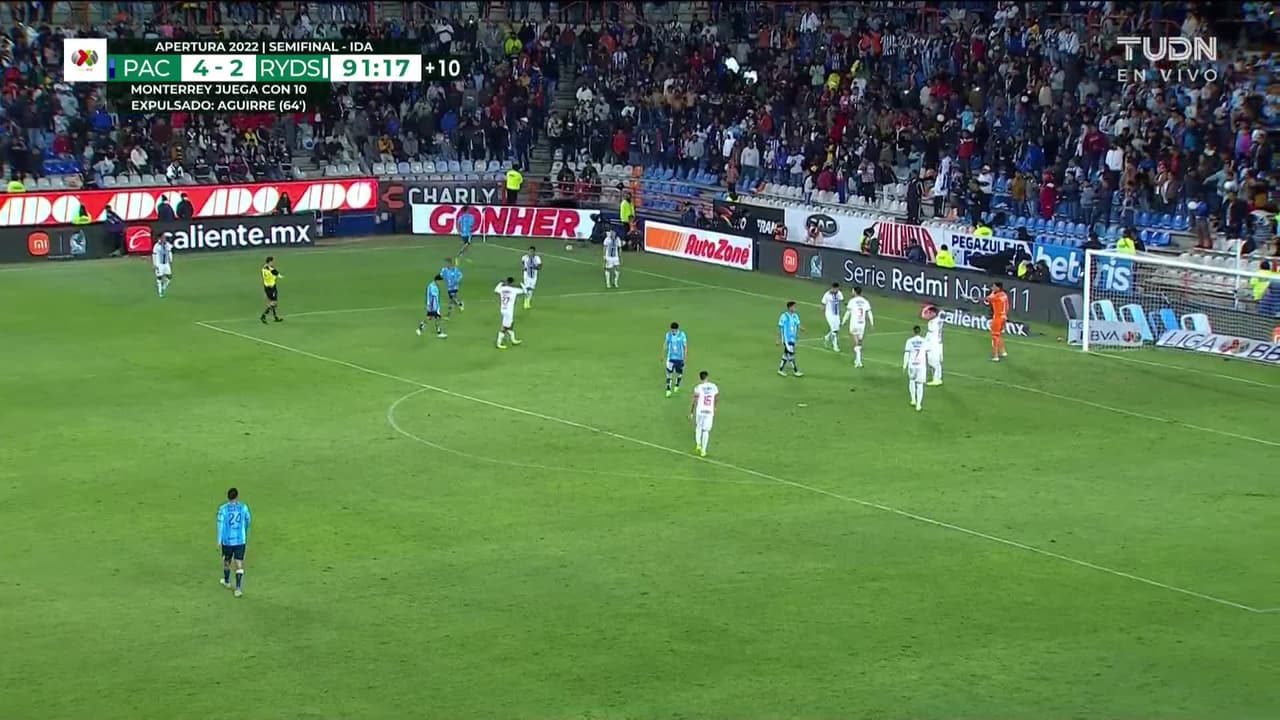 ¡TIRO ATAJADO! disparo por Mauricio Isais.