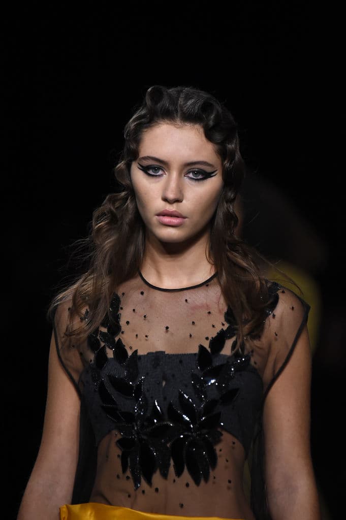 Iris Law se ha convertido en todo un ícono de belleza y moda mundial.