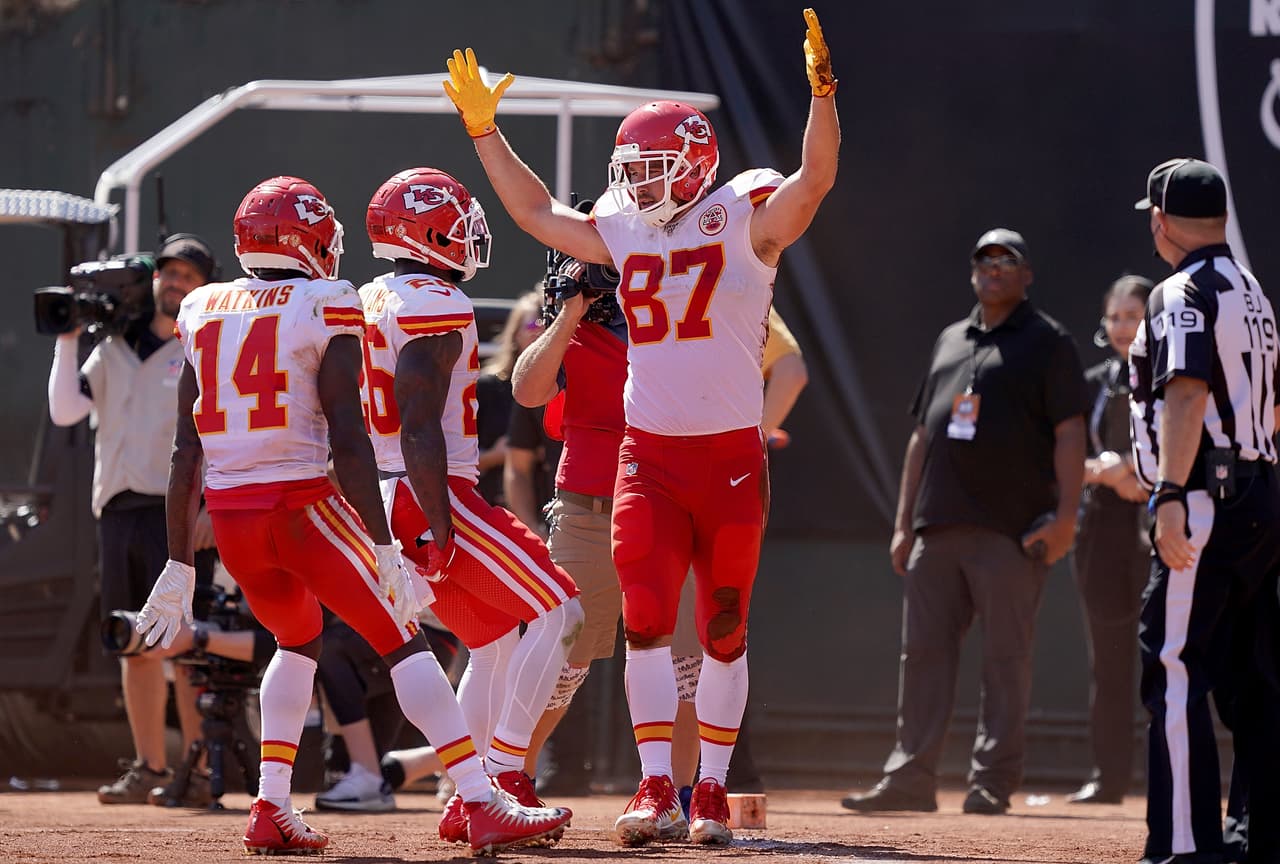 En la 
<b>Conferencia Americana:</b> QB Patrick Mahomes (Chiefs), LB Whitney Mercilus (Texans) y P Jamie Gillian (Browns).