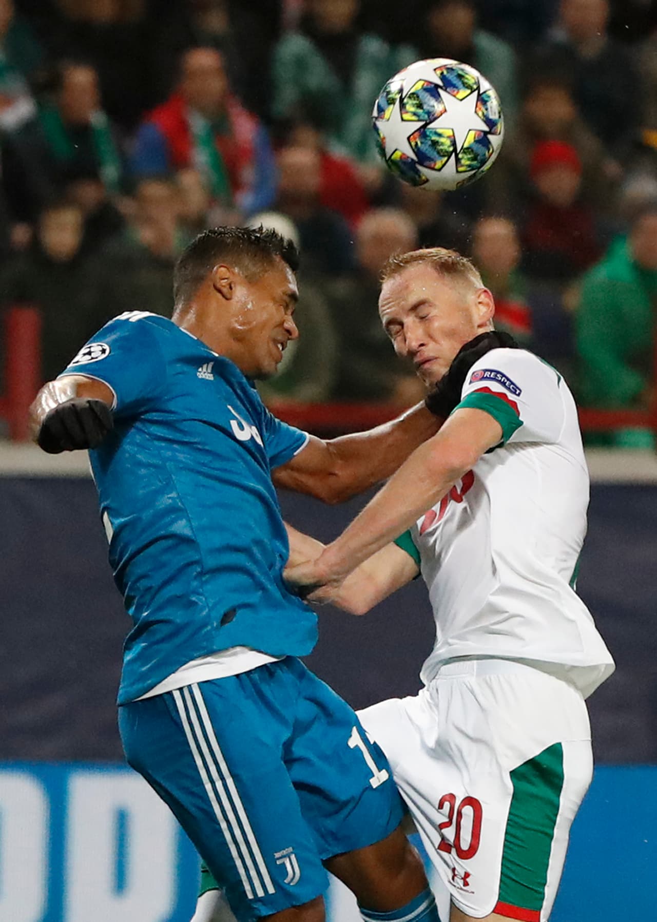 El jugador de la Juventus Alex Sandro peloea la bola con el defensor Vladislav Ignatyev.