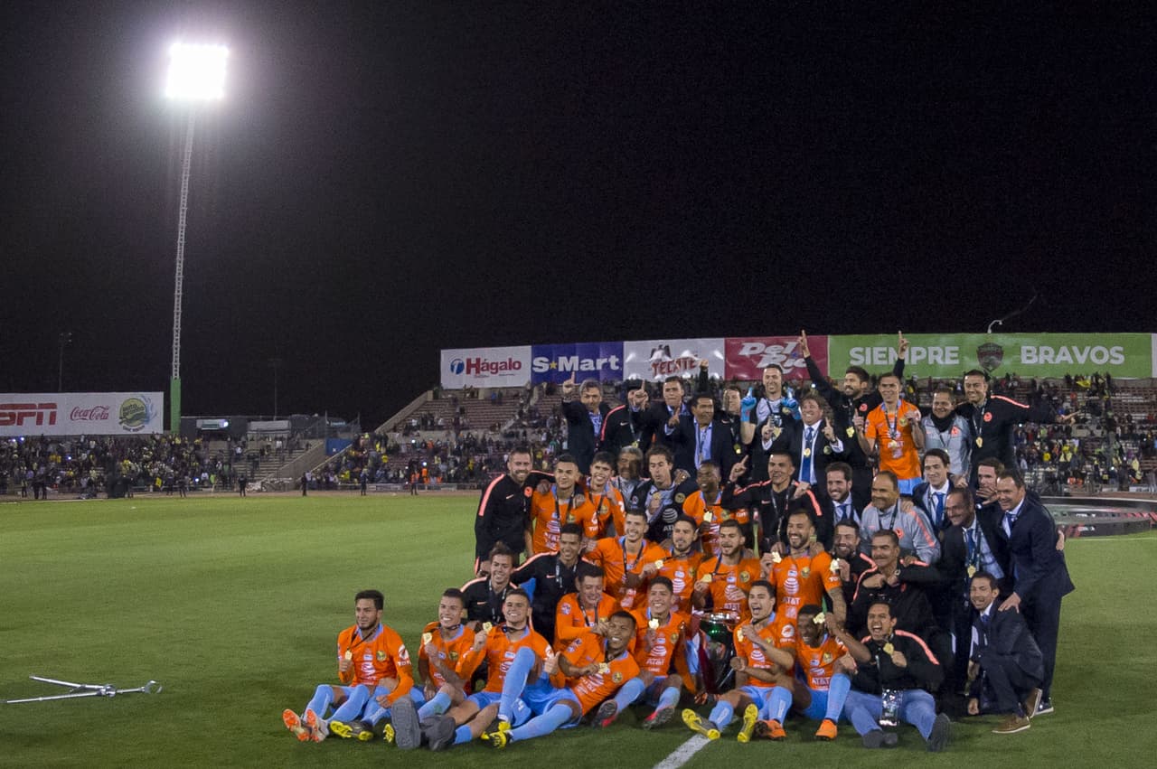 Así festejaron los integrantes de las Águilas del América y su cuerpo técnico luego de conquistar la Copa MX. Fue un festejo efusivo porque gana el torneo 45 años después.