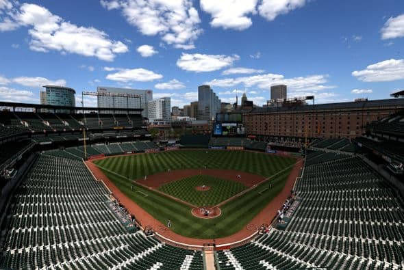 Mientras los ánimos siguen caldeados en Baltimore, los Orioles jugaron contra los Medias Blancas, pero en un estadio vacío, por primera vez en la historia.