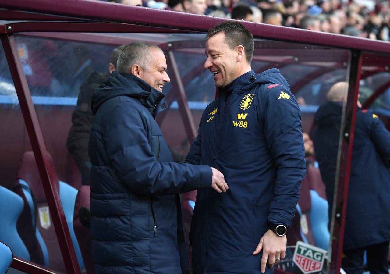 Y de pronto... otra visita sorpresiva para el entrenador del Tottenham Hotspur pues apareció John Terry, el asistente del Aston Villa y su mano estrechó.