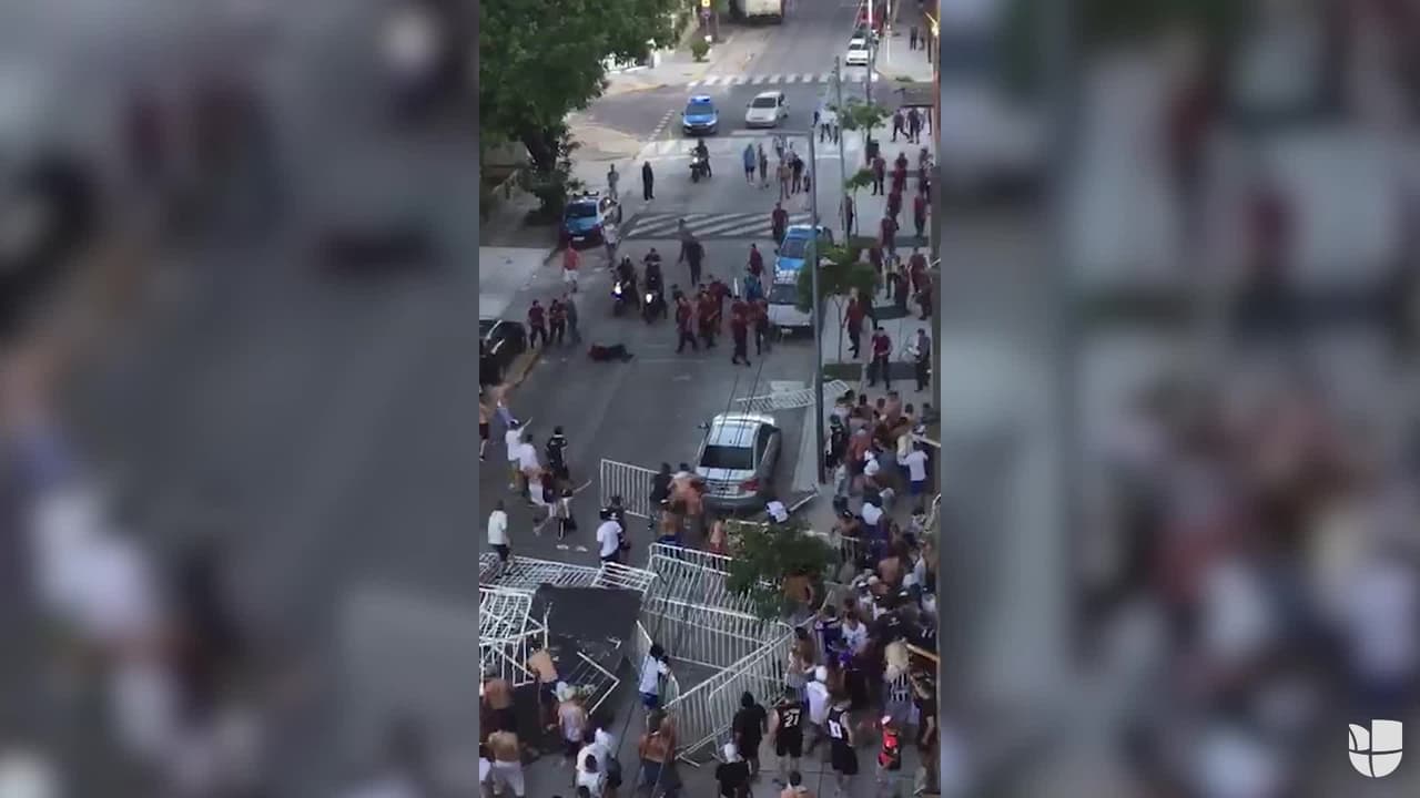 Brutal ataque de barrabravas a policías deja 13 uniformados heridos en Argentina