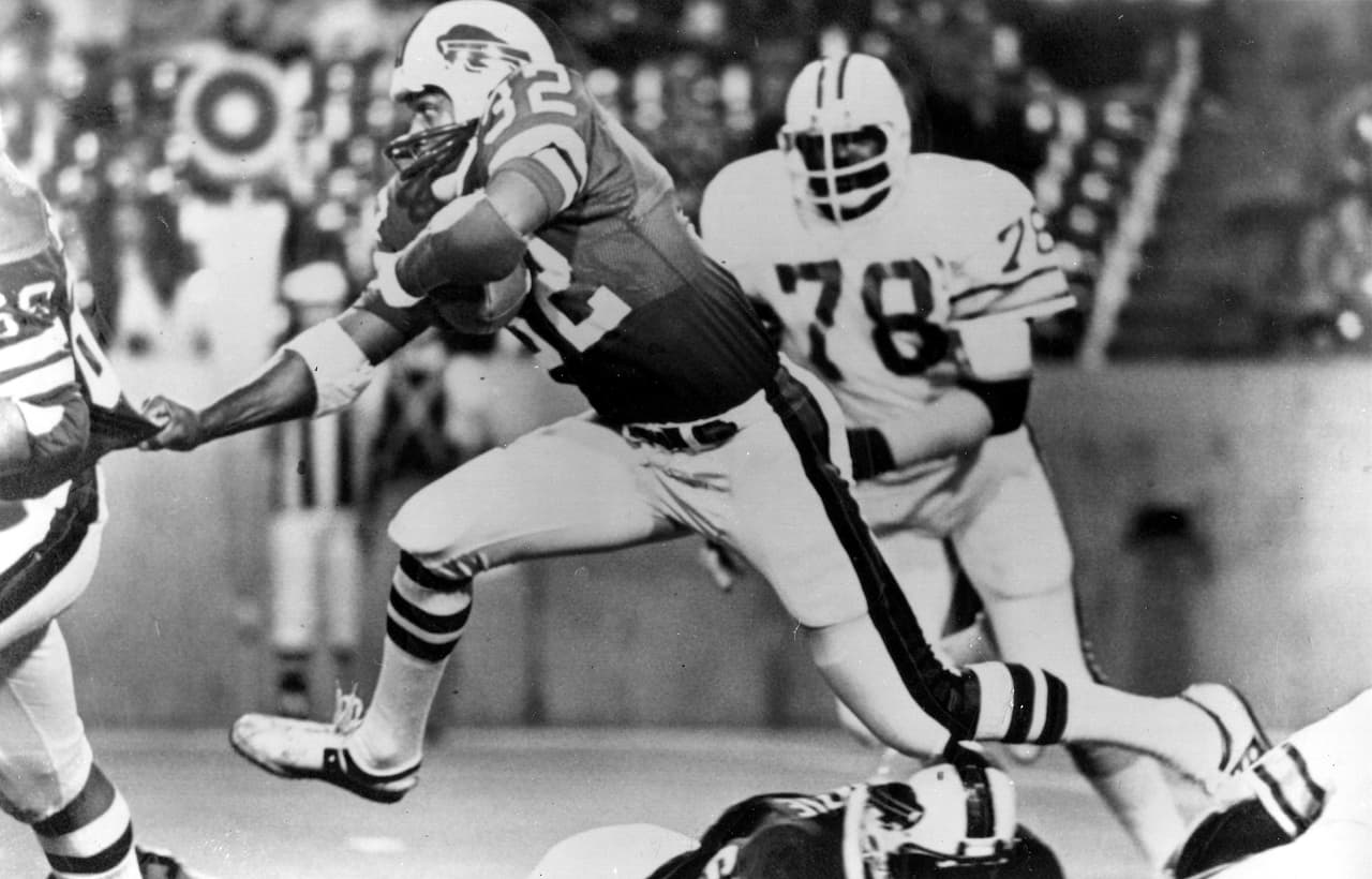 Simpson fue estelar de los Buffalo Bills de 1969 a 1977 y de San Francisco 49ers entre 1978 y 1979, siendo elegido para el ProBowl seis veces y para All Bowl en cinco ocasiones y siendo MVP en 1973.