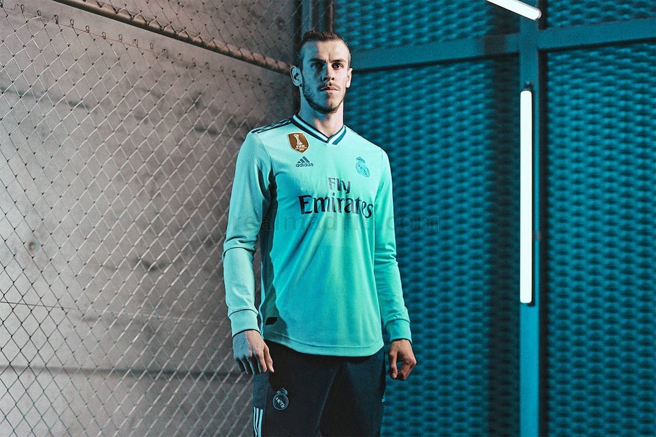 Aquí aparece Gareth Bale con el uniforme alternativo del Madrid, en su versión de manga larga.
