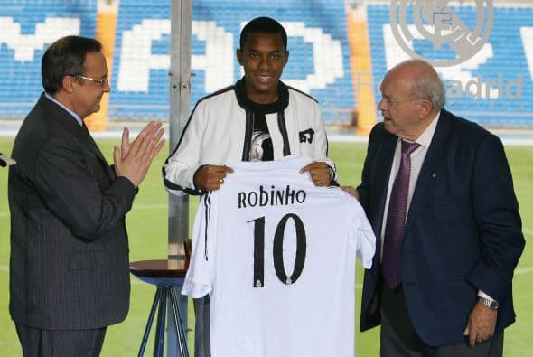 Luego de largas negociaciones con el Santos los merengues se hicieron de los servicios de Robinho por 24.5 millones de euros.