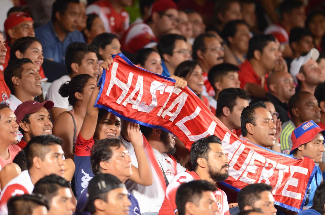 La afición del Veracruz demostró a su equipo que el apoyo será incondicional. "Hasta la Muerte" se puede leer en la manta de estos fanáticos.