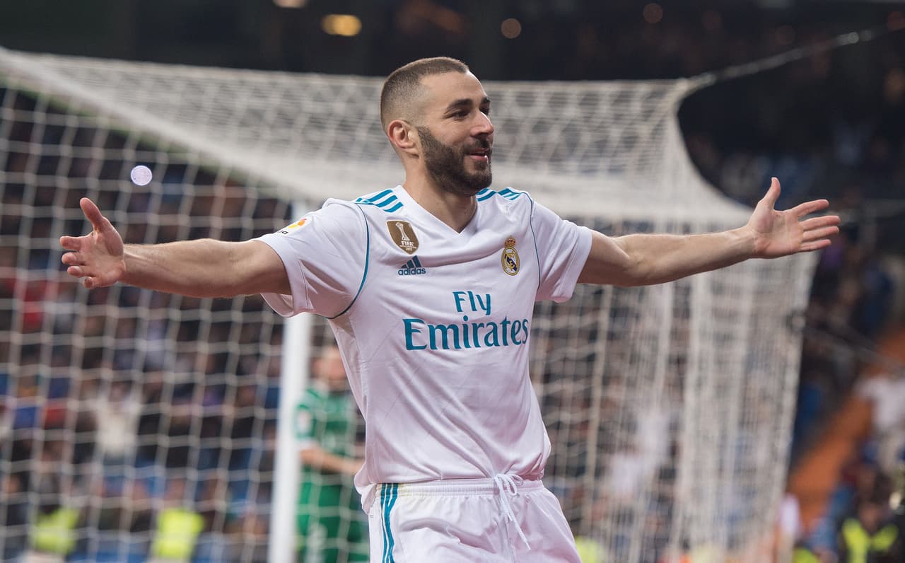 Salidas: los pocos goles que ha marcado en las últimas dos temporadas ponen a Karim Benzema en el ojo del huracán. Muchos aficionados y expertos piden su cabeza, por lo que puede que Florentino Pérez lo saque de su lista de preferidos pronto.