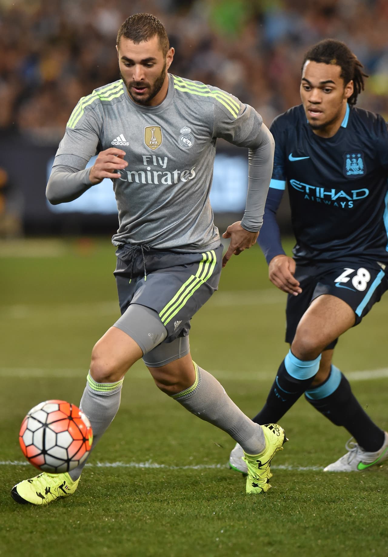 Su compañero en el Real Madrid el delantero Karim Benzema estelarizó un rumor donde se especulaba con su salida del club blanco pues para algunos aficionados ya había cumplido su ciclo en el equipo que necesitaba otro ‘9’.