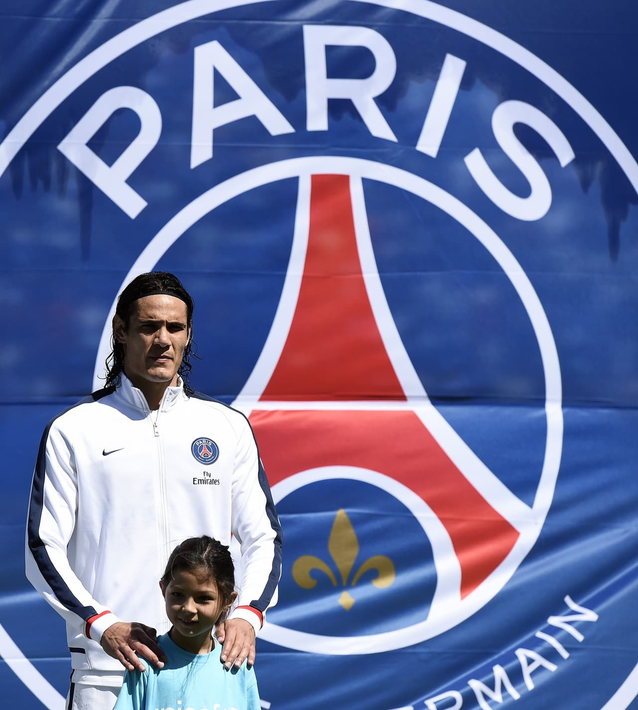 Gigantes como el Manchester United, Real Madrid y Chelsea mostraron interés por Cavani pero fueron los ‘Red Devils’ quienes quisieron con mayor seriedad al uruguayo como centro delantero pero el PSG se negó a venderlo pues es vital en el ataque del campeón de la Ligue 1.