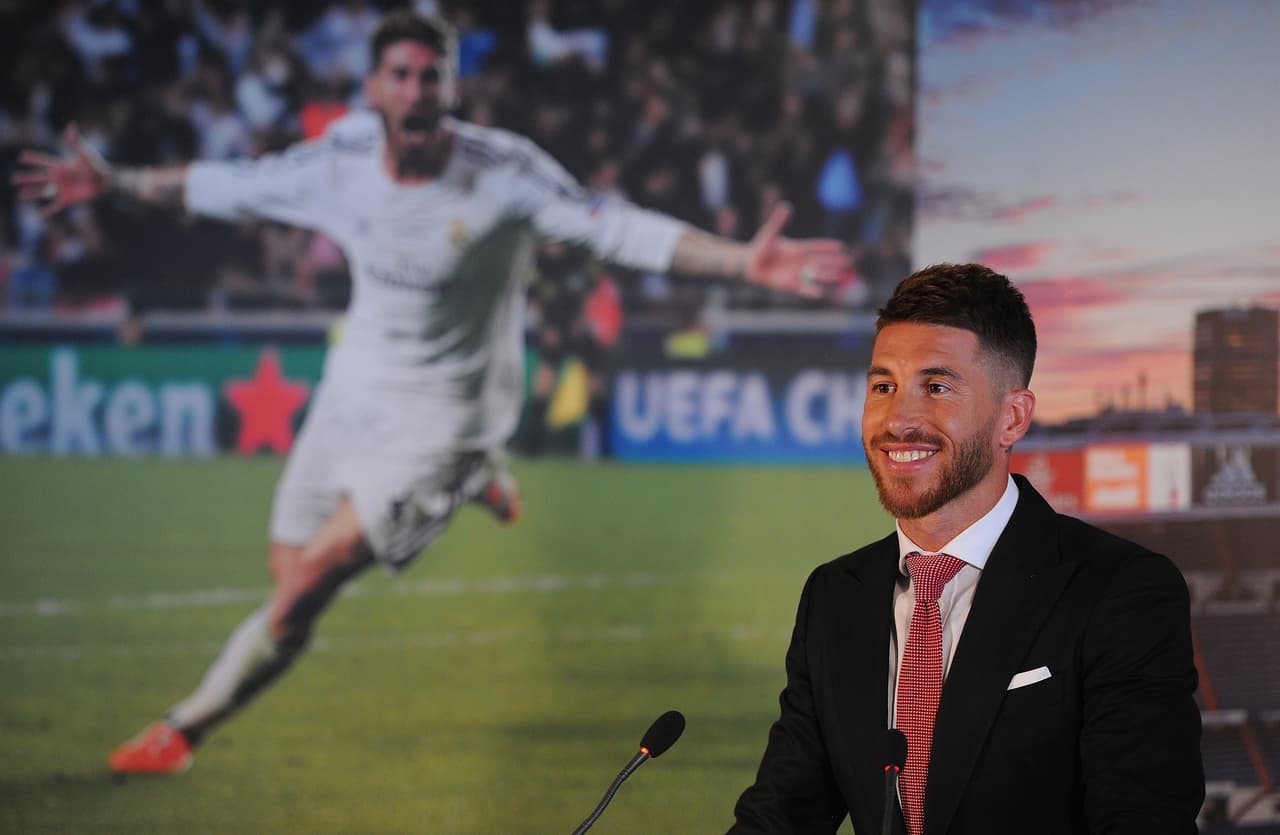 El zaguero español originario de Camas presionó a su club con una posible salida rumbo a Inglaterra para conseguir un contrato millonario multianual que a final el club blanco accedió a firmar para asegurarle a Ramos su futuro y que se retire como capitán del Real Madrid.