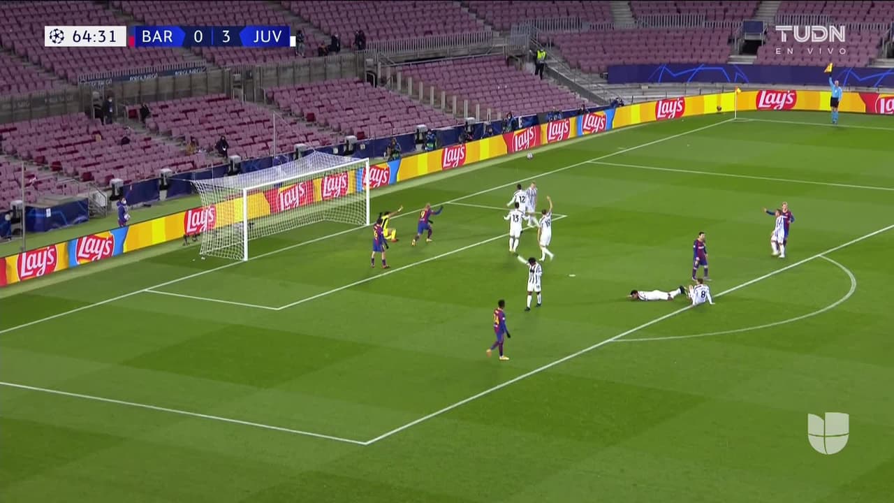 ¡TIRO ATAJADO! disparo por Lionel Messi.