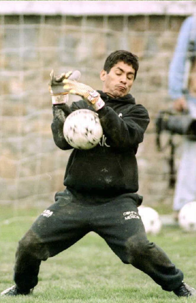 Jorge Campos no debutó como portero. Lo hizo como delantero de los Pumas, ya que Adolfo Rios era el protero titular. En su primera temporada completa marco 22 goles en todas las competiciones.