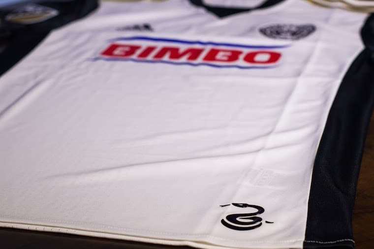 Cuerpo en color blanco, mangas en azul oscuro. La nueva camiseta secundaria de Philadelphia Union. (Crédito: Philadelphia Union)