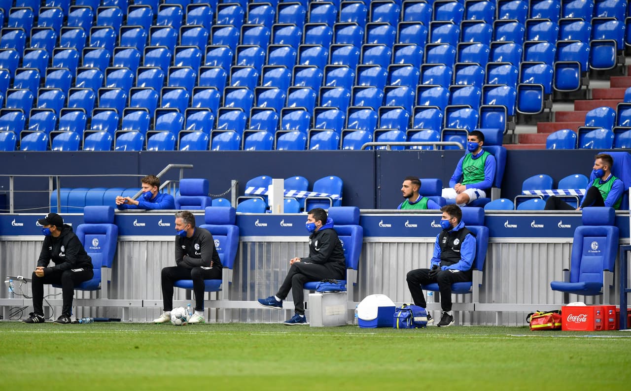 <b>Distancia siempre</b>
<br>Los futbolistas suplentes del Schalke 04 manteniendo su distancia en el duelo ante FC Augsburg.