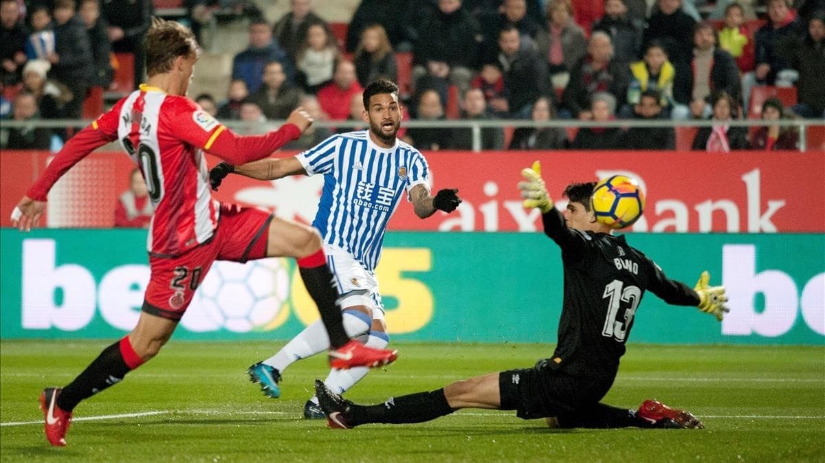 GRAF985 GIRONA 17 11 2017 - El delantero brasileno de la Real Sociedad Willian Jose c marca ante la salida de Bounou d portero del Girona durante el partido de Liga en Primera Division que estan disputando esta noche en el estadio municipal de Montilivi EFE Robin Townsend