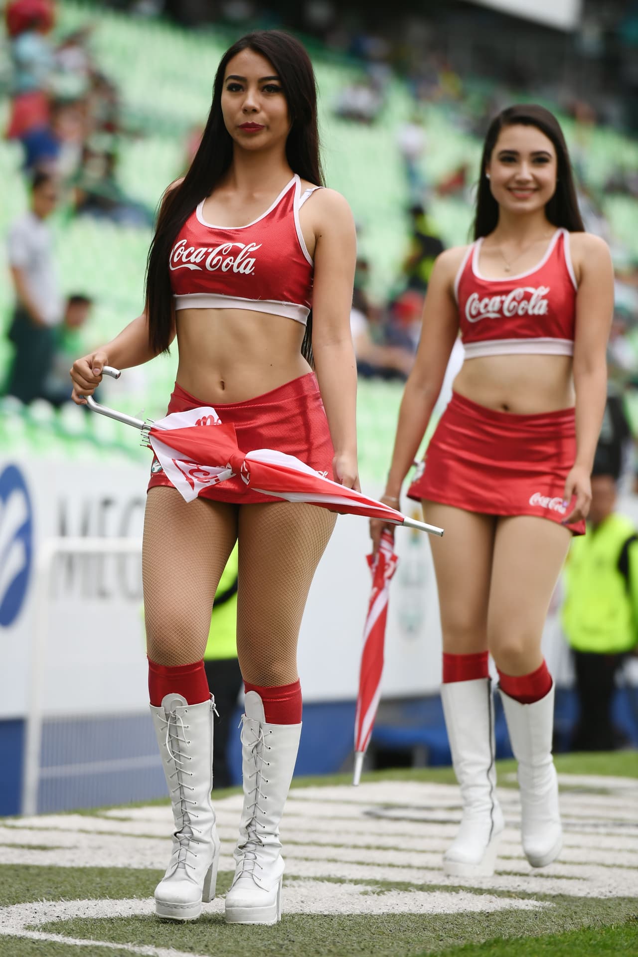 La belleza de las animadoras le dieron con su sensualidad el color a la jornada dominical en la definición de los últimos dos semifinalistas en la Liguilla del Clausira 2018.