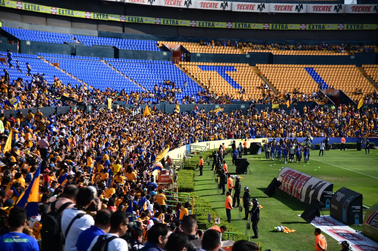 Tigres UANL tendrá que remontar en casa el 1-0 contra Monterrey y por eso antes del juego de vuelta de la Final de Liga de Campeones de Concacaf recibió el cariño y calidez de sus hinchas en un entrenamiento.