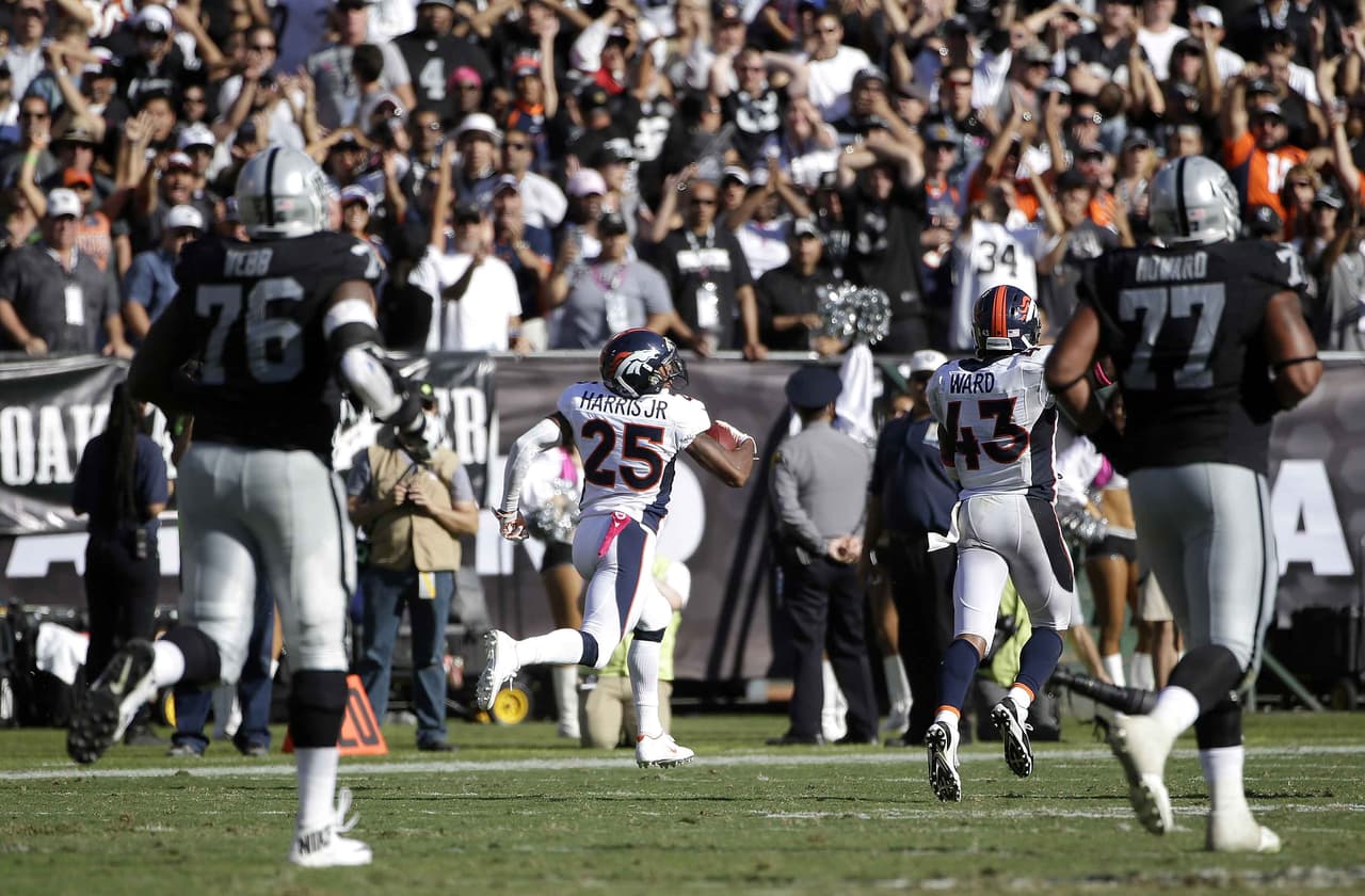 Chris Harris Jr. devolvió una intercepción de Derek Carr 74 yardas hasta la anotación y los Broncos siguen invictos al vencer 16-10 a los Raiders (AP-NFL).