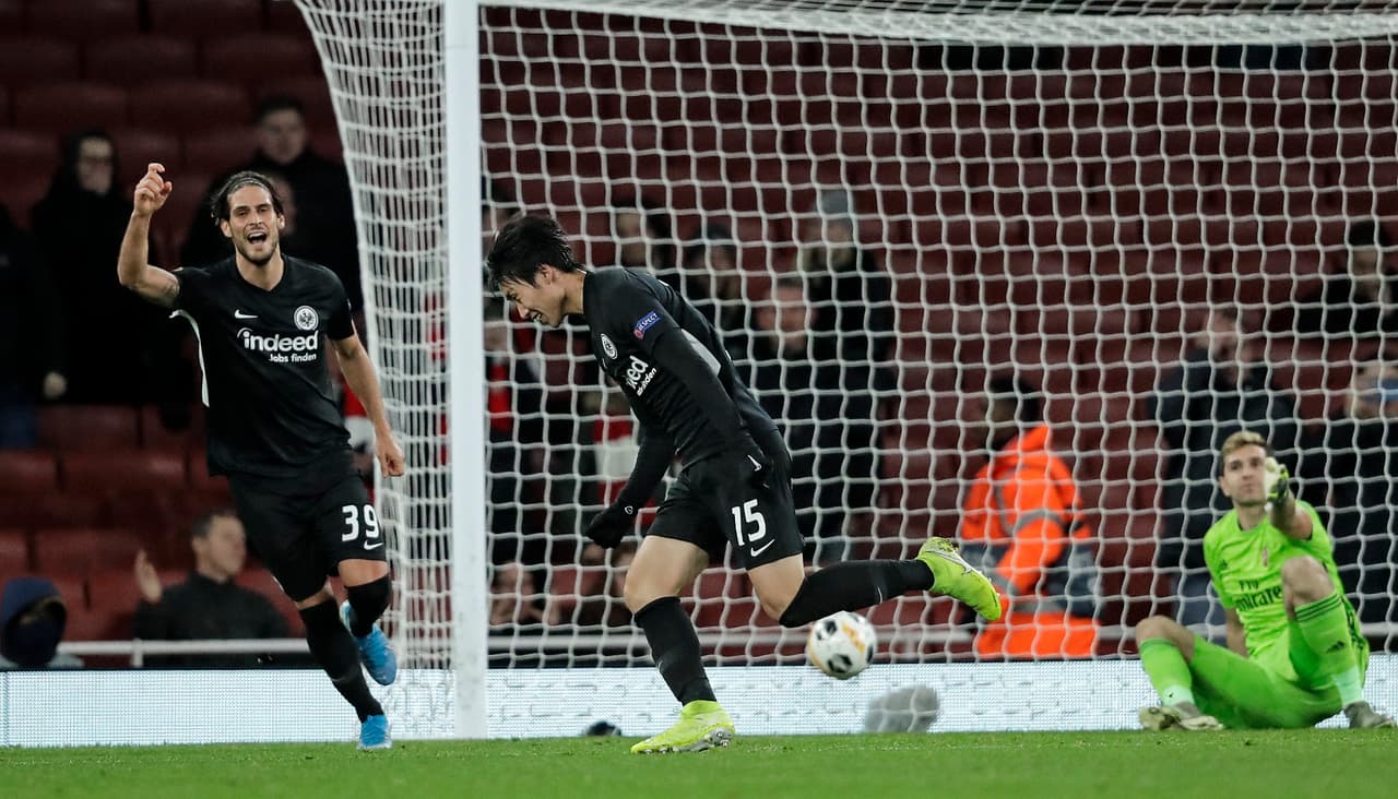 Frankfurt vence con doblete del japonés Daichi Kamada 2-1 al Arsenal en Londres. Unai Emery, director técnico del Arsenal vive momentos difíciles y más tras esta derrota.