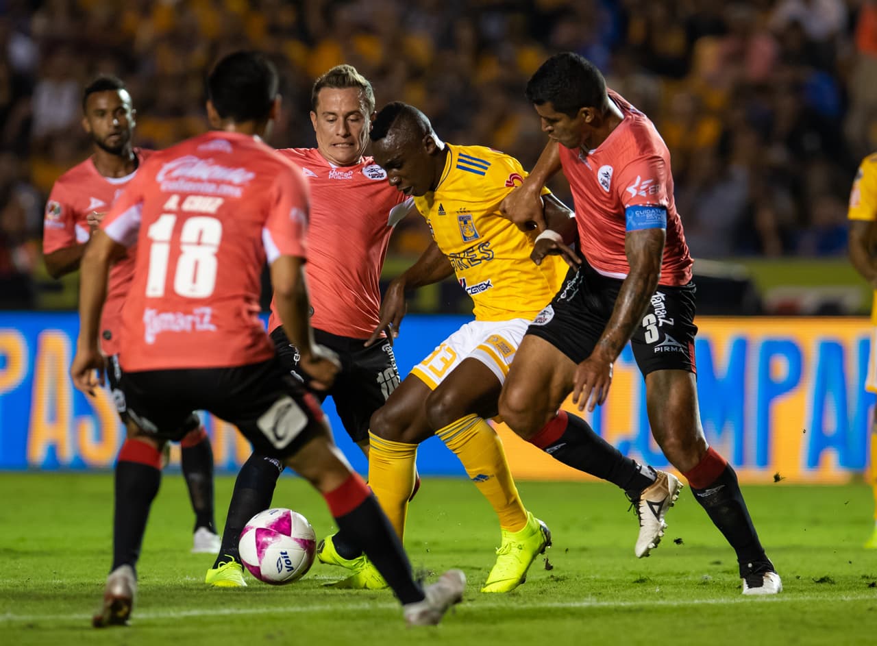Lobos BUAP puso contra la pared a los Felinos y logró salir vivo del estadio Universitario. El duelo finalizó empatado a dos anotaciones.