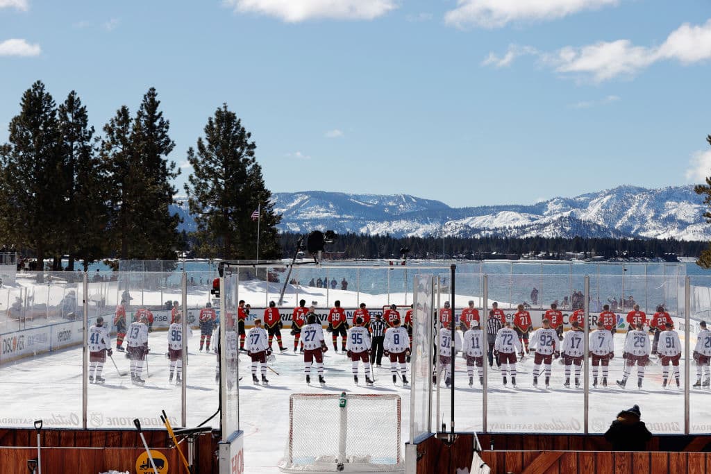 El duelo se llevó a cabo en el lago Tahoe, al aire libre y sin público. Ambos conjuntos son serios candidatos para levantar la Stanley Cup. “Es algo que tienes que ver para creer. Las fotos, por muy bonitas que sean, no representan lo que es de verdad. Es inspirador cuando sales y ves la montaña y el lago. Lo único que nos hace falta son los aficionados”, declaró DeBoer, entrenador de Vegas Golden Knights.