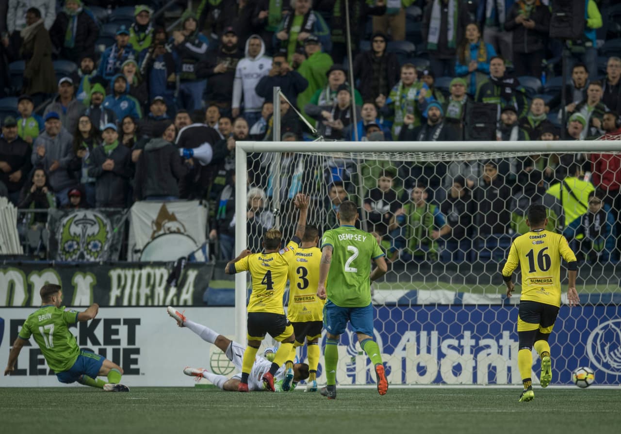 El primer tiempo el marcador no se movió y los salvadoreños pensaban en el triunfo. Una histórica clasificación.