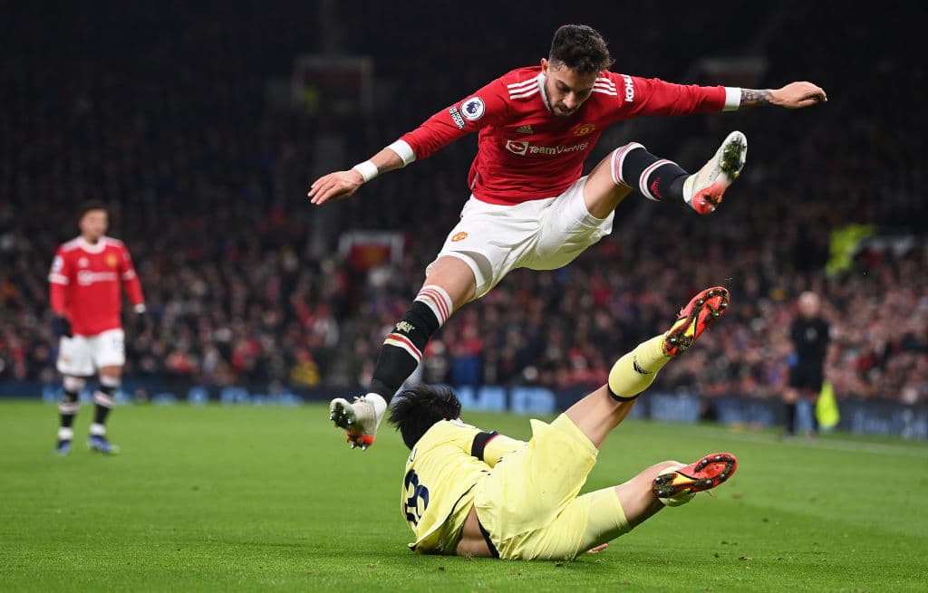 Manchester United se impone al Arsenal 3-2 en un partido emocionante para cerrar la J14 en la Premier League. Emile Smith Rowe, junto con Martin Odeegard anotaron para los Gunners, mientras que para los locales fueron Bruno Fernandes al 44' y Cristiano Ronaldo lució con dos goles, uno de ellos fue penal, para quedarse con la victoria.