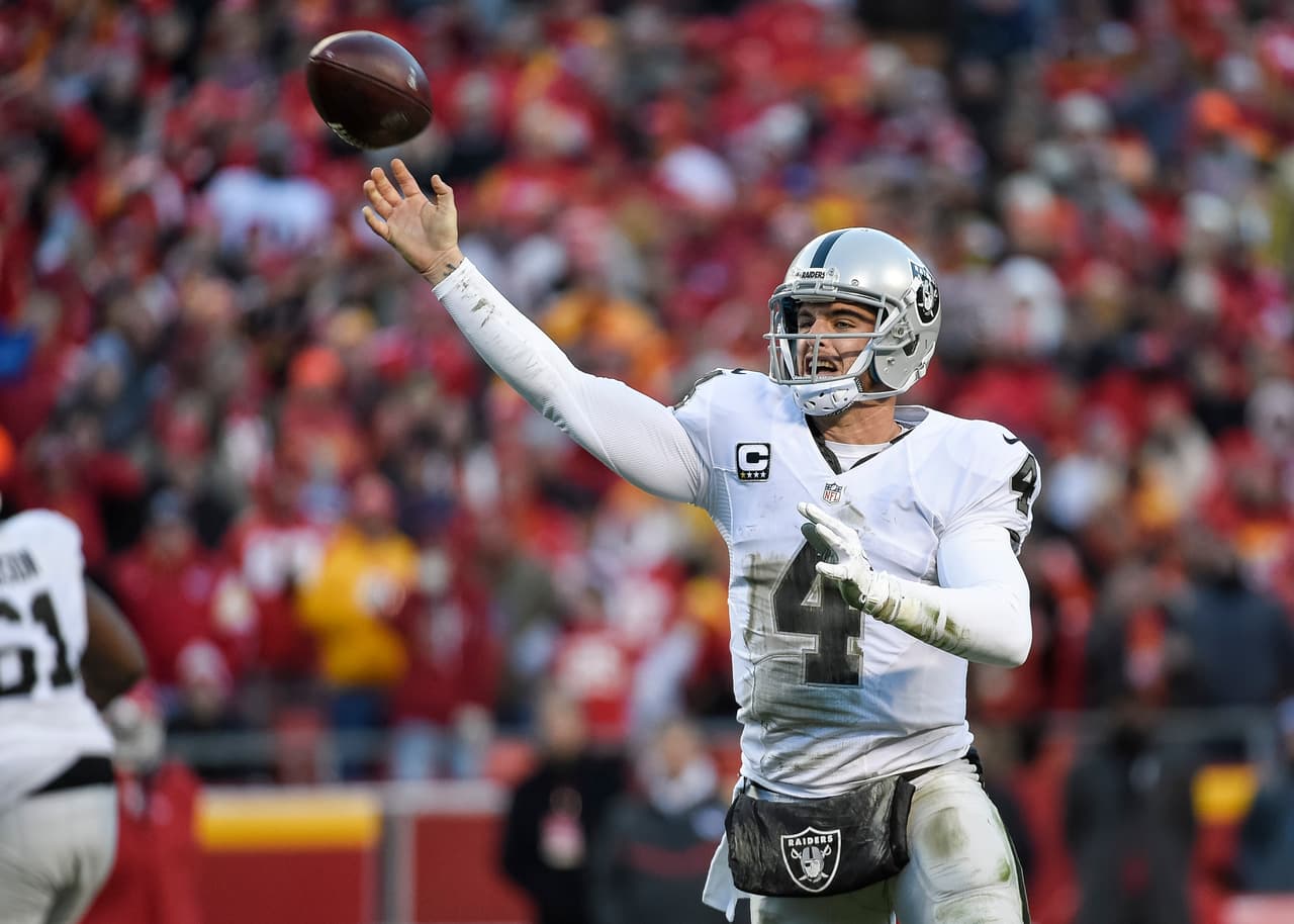 100 / DEREK CARR - QB - OAKLAND RAIDERS El joven quarterback titular de los Raiders cumplirá en 2016 su tercera temporada en la NFL, tiene 25 años de edad y una carrera en ascenso. En 2015 superó el 61 por ciento de pases completos, se quedó a 13 yardas de llegar a las 4,000 en la temporada, lanzó 32 pases de touchdown y sufrió 13 intercepciones, su rating fue de 91.1 en la temporada.