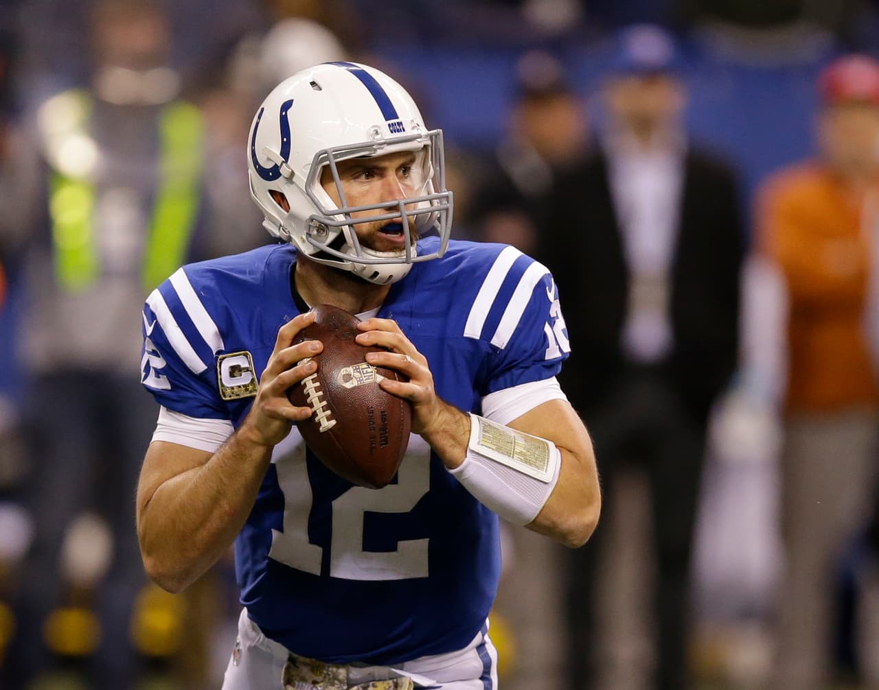 92 / ANDREW LUCK - QB - INDIANAPOLIS COLTS Las lesiones que sufrió en 2015 estropearon su actuación y las intenciones de los Colts de meterse al Super Bowl cuando muchos los daban por favoritos. Un riñón lacerado terminó con la temporada de Luck, la peor en su carrera, donde apenas pudo jugar 7 partidos, apenas tuvo e 55 por ciento de pases completos, no superó las 2,000 yardas por pase, 15 touchdowns y 12 intercepciones.