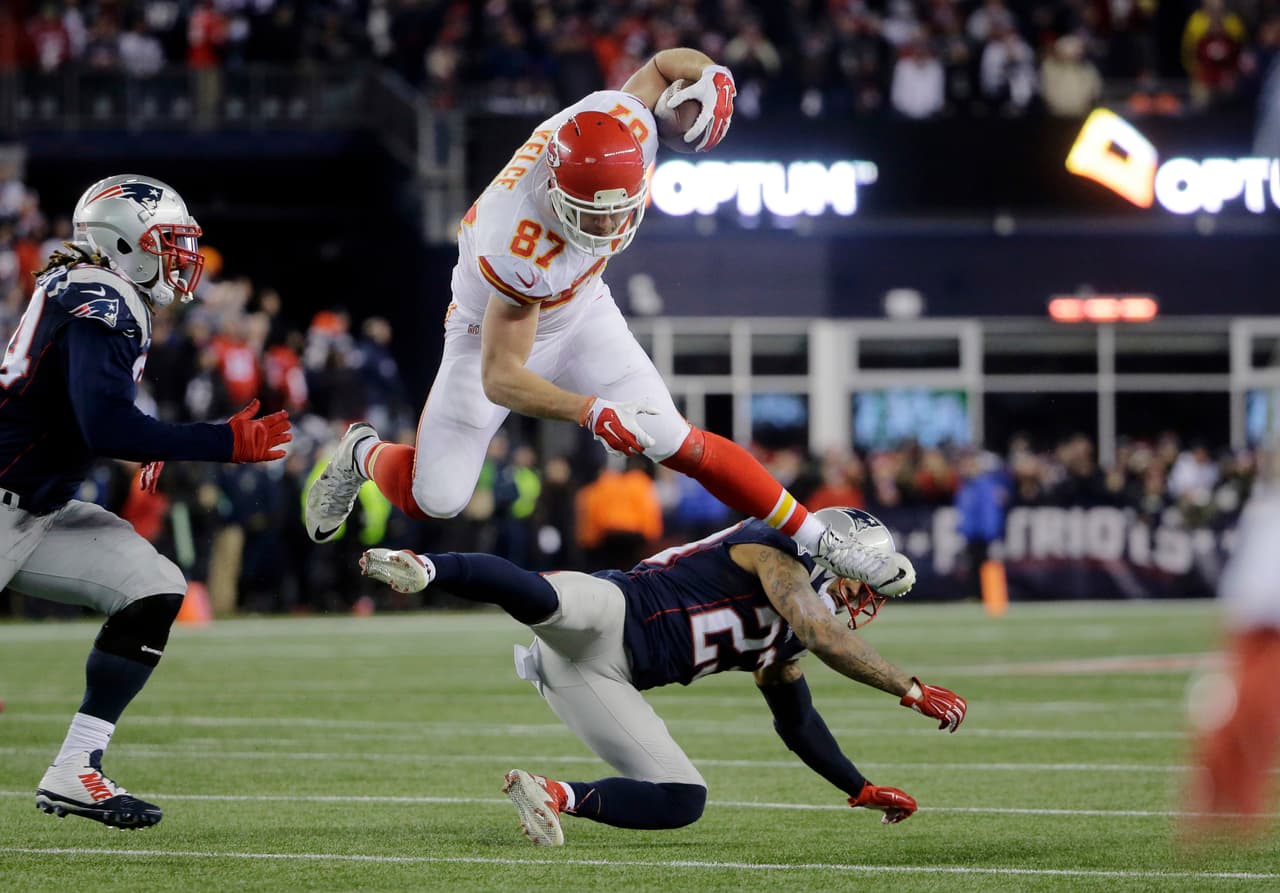 91 / TRAVIS KELCE - TE - KANSAS CITY CHIEFS Luego de un problemático inicio de carrera en 2013 donde fue calificado por el propio coach Andy Reid como “inmaduro”, ha tenido dos temporadas muy consistentes y casi similares en 2014 y 2015. La temporada pasada atrapó 72 pases para 875 yardas con 5 touchdowns. Fue clave en el desarrollo del sistema ofensivo encabezado por el quarterback Alex Smith.