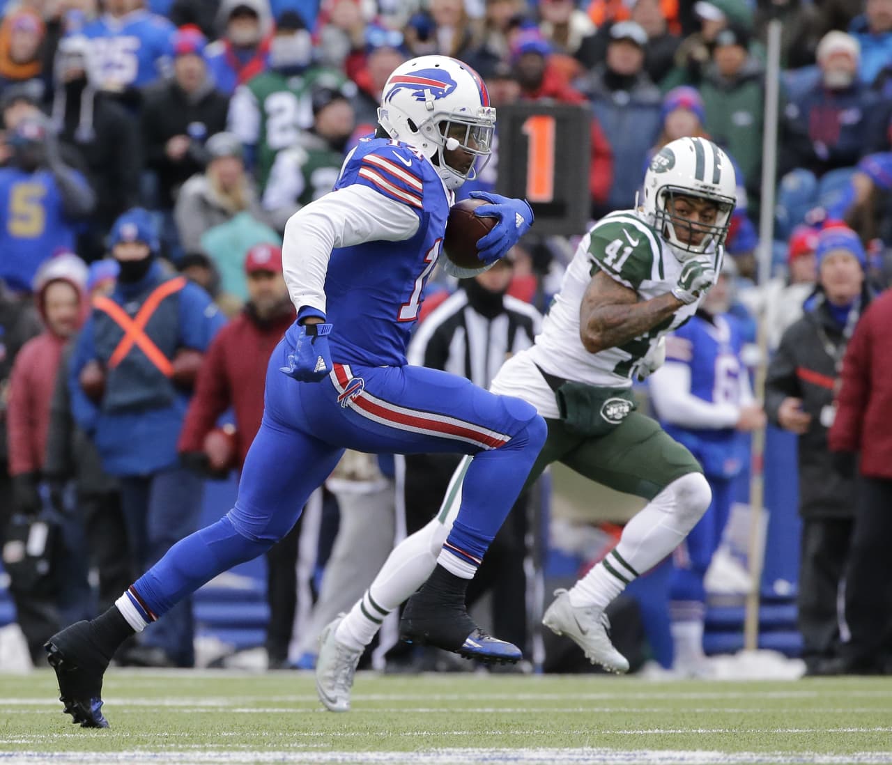 96 / SAMMY WATKINS - WR - BUFFALO BILLS El líder receptor de Buffalo Bills pudo superar las 1,000 yardas a pesar que se ausentó 3 partidos de temporada regular. Watkins fue titular en 13 partidos donde acumuló 60 recepciones para 1,047 yardas con 9 touchdowns. Su carrera viene en ascenso, apenas en 2 temporadas ya superó las 2,000 yardas (2,029) con total de 125 recepciones y 15 touchdowns.
